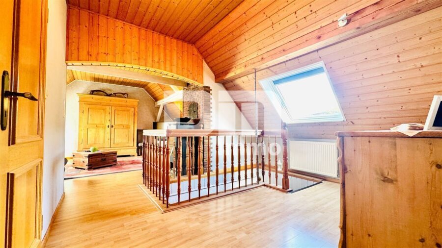 Wohnensemble mit Platz für Visionen: Saniertes Fachwerkhaus / Scheune + Halle mit Paddock - Gebäude 1 DG Dachstudio 1 / Offener Dielenbereich